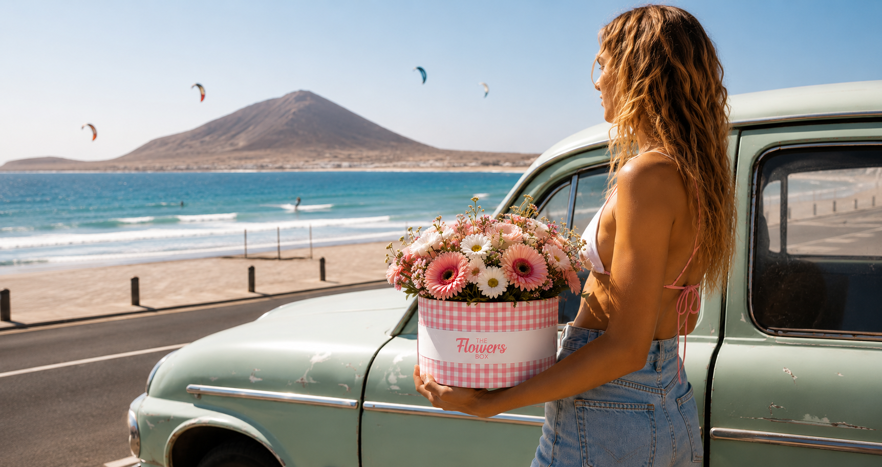 Mujer sosteniendo una caja floral de The Flowers Box